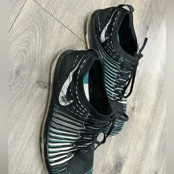 Women’s Nike Free Transform Flyknit Shoes - Picture 2 of 6